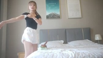 Hookup a gold digger who has a fake breasts