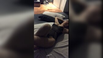 eat pussy and fingering orgasm