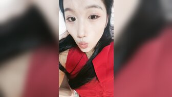 Hot girl is so lewd on bed, her love juice is flooding