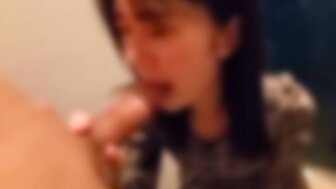 FC2PPV4568272 Runaway teen girl gives him handjob in exchange of rent