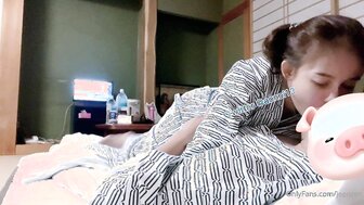 Thirsty girlfriend in Yukata rides on dick