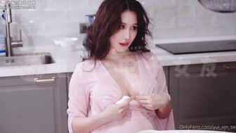 Beautiful pregnant women was so thirsty to seduce deliveryman