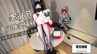 A voluptuous livestreamer treats her fan to a treat, reaching a climax together with him