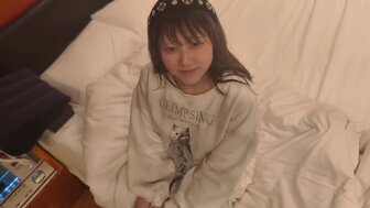 FC2PPV4870876 A 20-year-old girl used a 60cm-long dildo to penetrate her vagina and asshole, causing her to squirt like a fountain