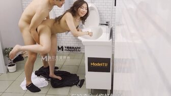 MDWP0022 Couple fucked in the toilet