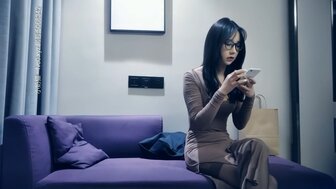 Fucking horny bitch when she was answering phone with boyfriend