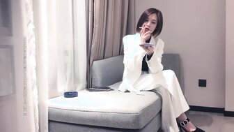 Fucking short-hair pretty girl on sofa